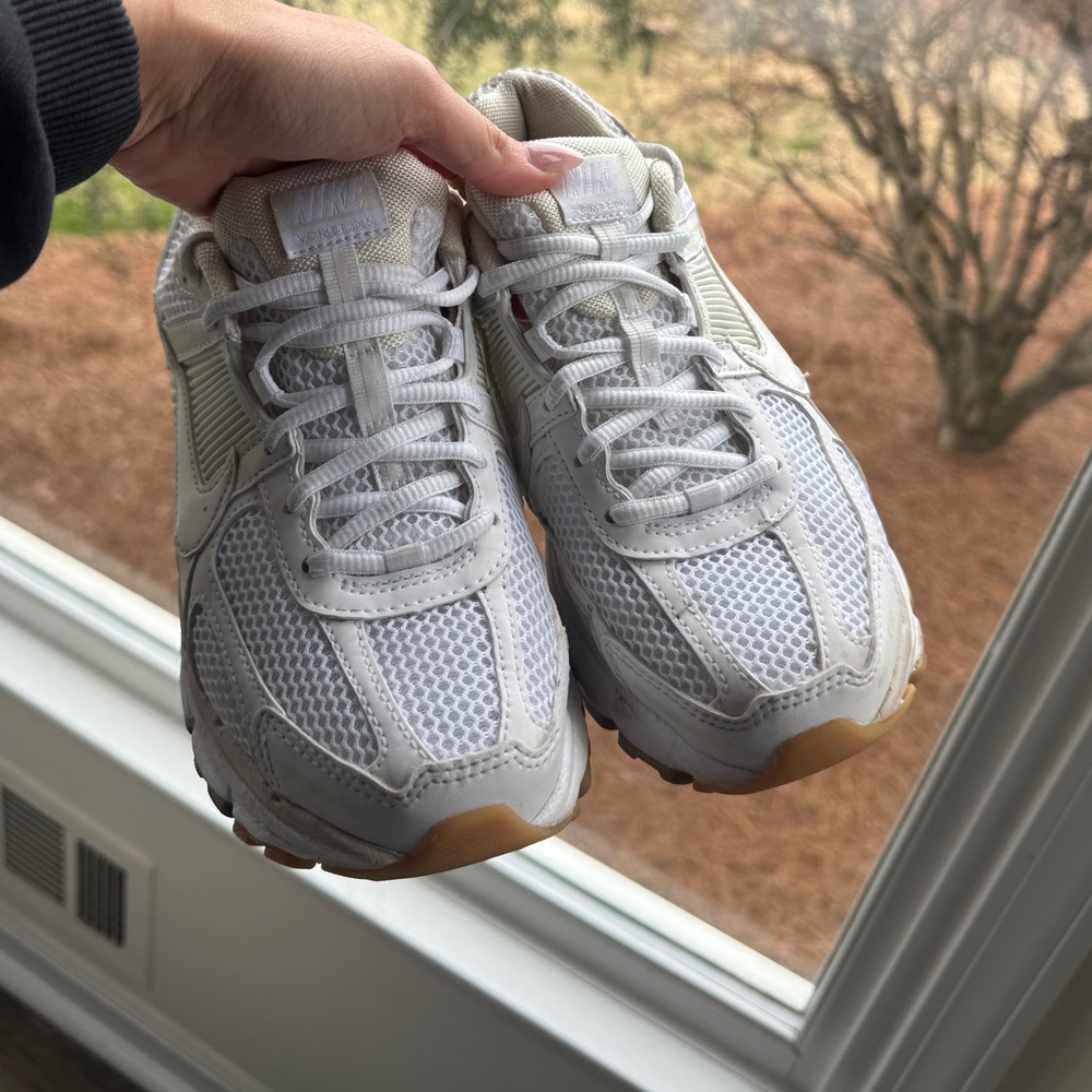 Nike Zoom Vomero 5 white Women's Shoes with Reflective Accents 8 - Picture 4 of 7